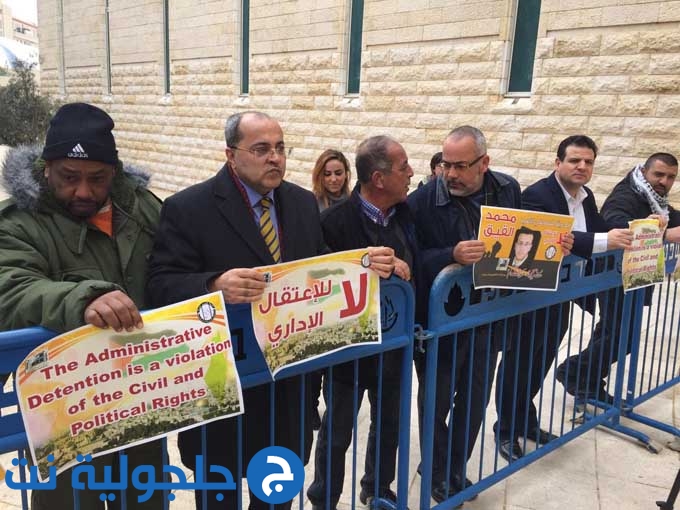 بدء جلسة محاكمة الاسير القيق واعضاء كنيست عرب يتظاهرون خارج المحكمة